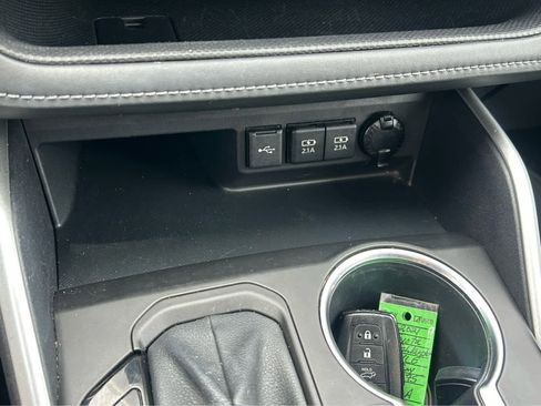 Used 2021 Toyota Highlander XLE AWD/4WD image 41