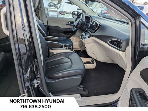 Used 2024 Chrysler Pacifica Touring-L image 38