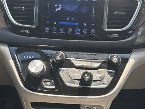 Used 2017 Chrysler Pacifica Touring-L Plus FWD image 21
