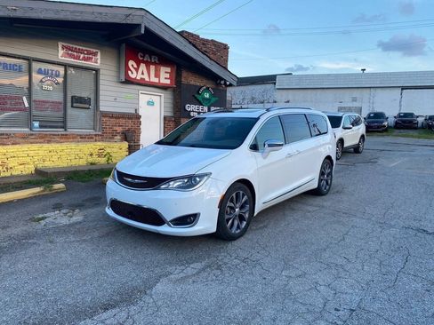 Used 2018 Chrysler Pacifica Limited w/ Tire & Wheel Group FWD image 1