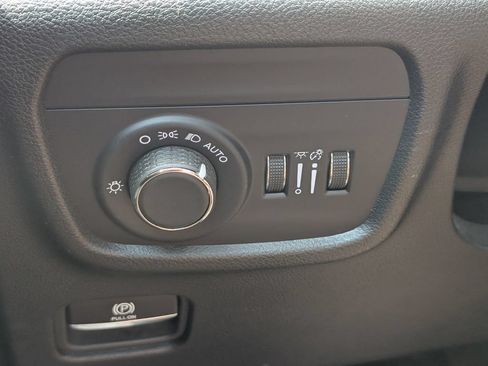 Used 2025 Jeep Grand Cherokee Altitude RWD image 22