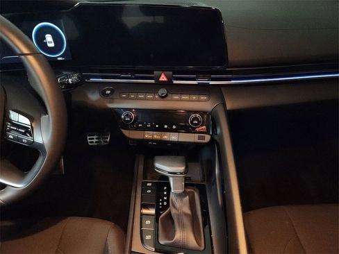 Used 2025 Hyundai Elantra SEL image 11