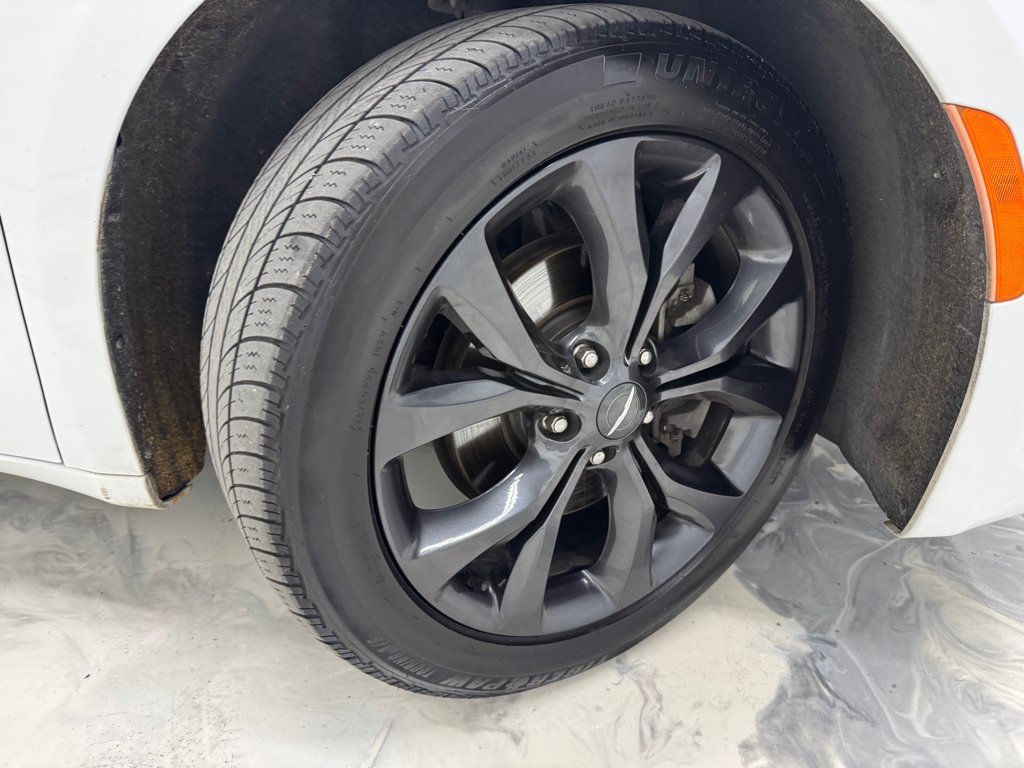 Used 2020 Chrysler Pacifica Touring w/ S Appearance Package FWD image 10