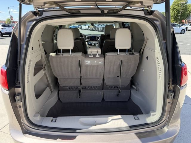 Used 2018 Chrysler Pacifica Touring-L Plus FWD image 11