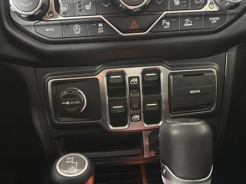 Used 2022 Jeep Wrangler Unlimited Sahara AWD/4WD image 14