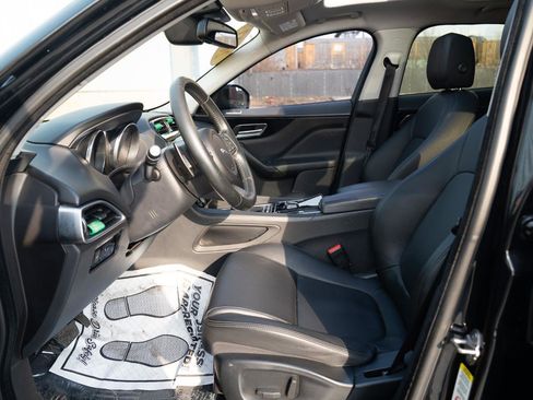 Used 2017 Jaguar F-PACE Premium image 24