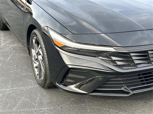 Used 2024 Hyundai Elantra Limited image 10