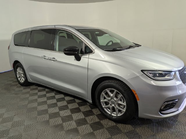 Used 2024 Chrysler Pacifica Touring-L FWD image 1