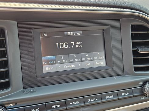 Used 2019 Hyundai Elantra SE FWD image 24