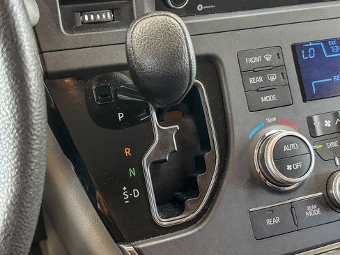 Used 2019 Toyota Sienna LE w/ Carpet Mat Package FWD image 20