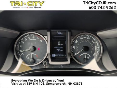 Used 2016 Toyota Tacoma Limited w/ Towing Package image 22