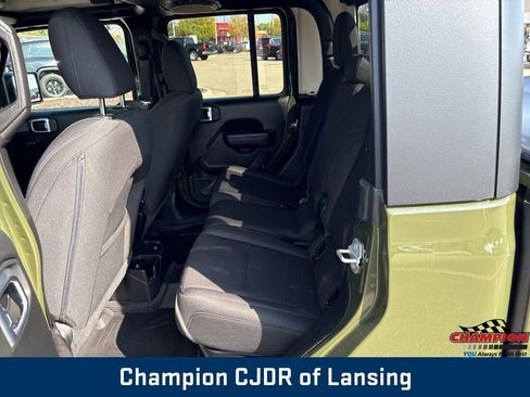 Used 2022 Jeep Gladiator Sport image 19