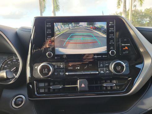 Used 2020 Toyota Highlander XLE FWD image 27