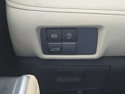 Used 2025 Toyota Highlander XLE FWD image 28