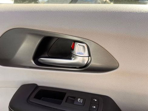 Used 2024 Chrysler Pacifica Select image 29