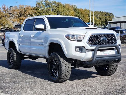 Used 2018 Toyota Tacoma TRD Sport image 2