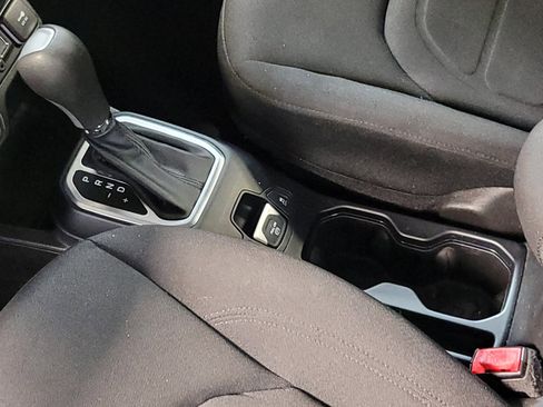 Used 2018 Jeep Renegade Latitude w/ Popular Equipment Group FWD image 26