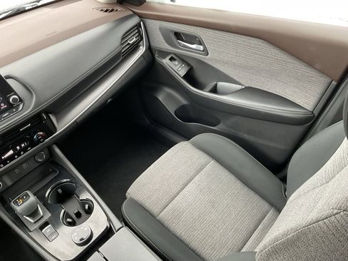 Used 2022 Nissan Rogue SV image 17