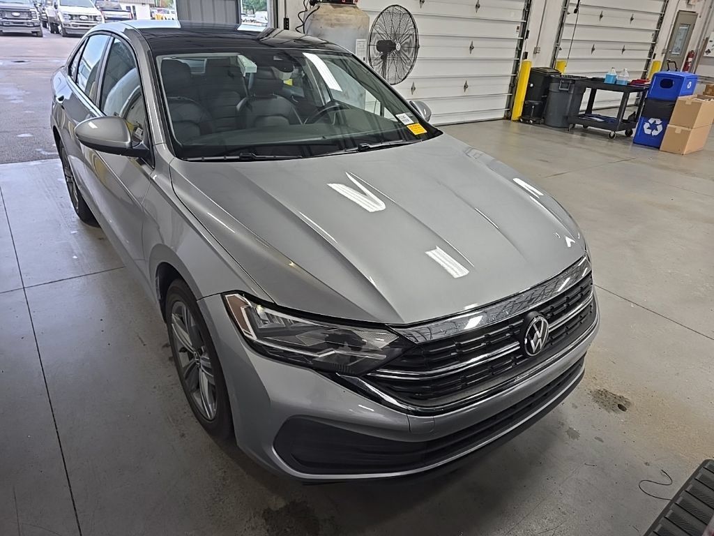 Used 2024 Volkswagen Jetta SE FWD image 1