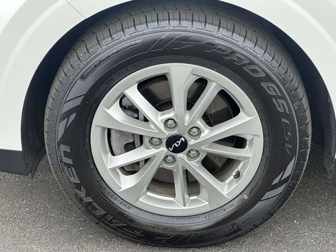 Used 2023 Kia Carnival LX image 7