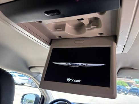 Used 2014 Chrysler Town & Country Touring FWD image 23