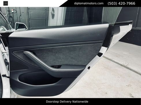Used 2018 Tesla Model 3 Long Range RWD image 28