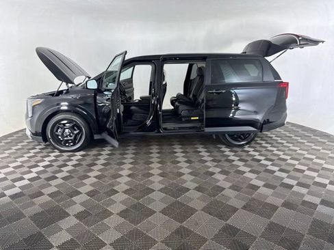 Certified 2025 Kia Carnival FWD image 11