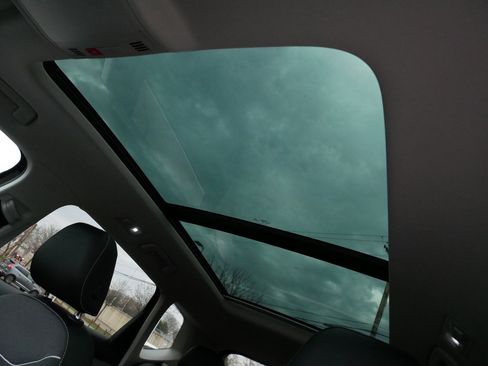 Certified 2023 Volkswagen Taos SE w/ Panoramic Sunroof Package image 34