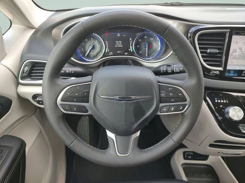 Certified 2024 Chrysler Pacifica Touring-L image 10