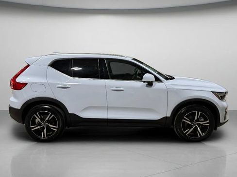 Used 2025 Volvo XC40 B5 Core AWD/4WD image 4