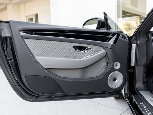 Used 2023 Bentley Continental GT Azure image 17