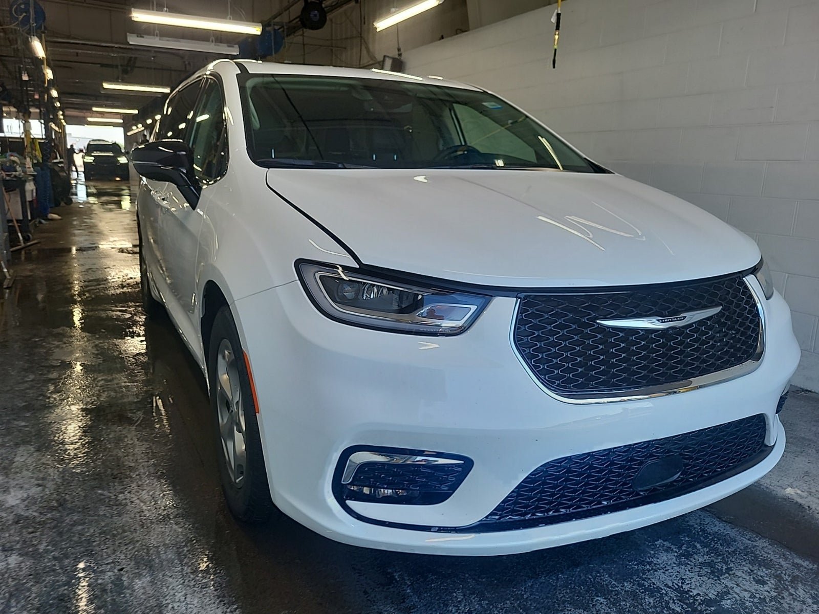 Used 2024 Chrysler Pacifica Limited w/ Trailer Tow Group FWD image 2