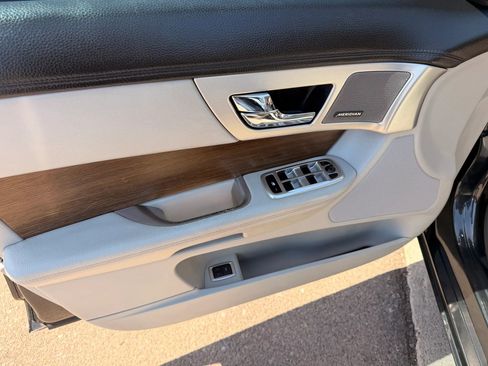 Used 2015 Jaguar XF Premium RWD image 10