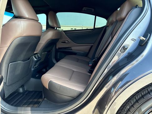 Used 2025 Lexus ES 300h w/ Premium Package FWD image 35