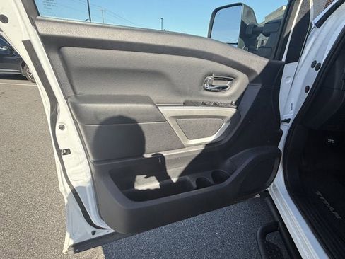 Used 2024 Nissan Titan SV w/ SV Convenience Package image 18