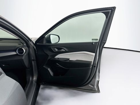 Used 2025 Chevrolet Trax LT FWD image 29