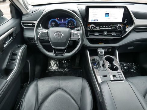 Used 2024 Toyota Highlander Limited image 22