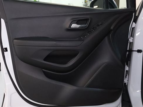 Used 2018 Chevrolet Trax LT w/ Redline Edition AWD/4WD image 11