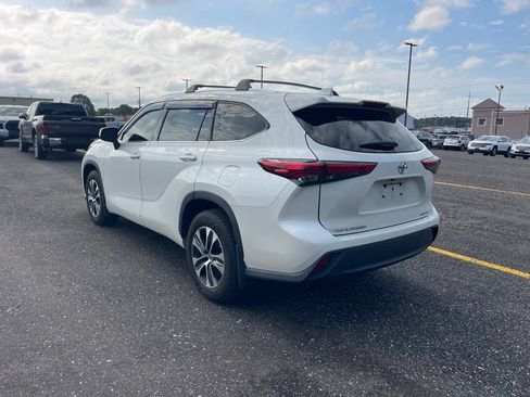 Used 2021 Toyota Highlander XLE AWD/4WD image 3