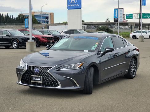 Used 2022 Lexus ES 300h w/ Premium Package image 9