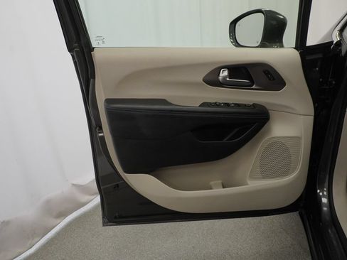 Certified 2021 Chrysler Pacifica Touring-L FWD image 40