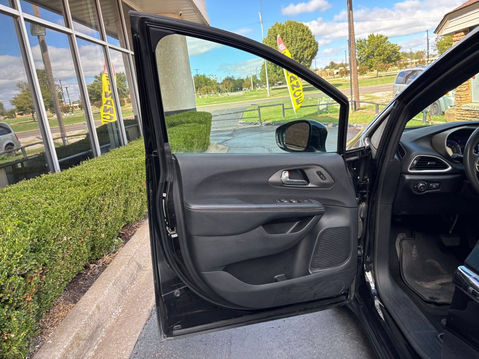 Used 2025 Chrysler Pacifica Select FWD image 18
