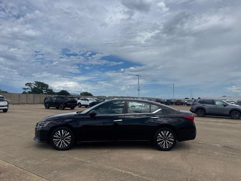 Used 2023 Nissan Altima 2.5 SV FWD image 12
