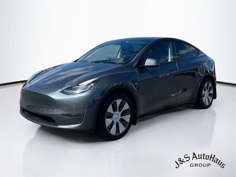 Used 2022 Tesla Model Y Long Range image 3