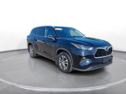 Used 2022 Toyota Highlander XLE AWD/4WD image 2