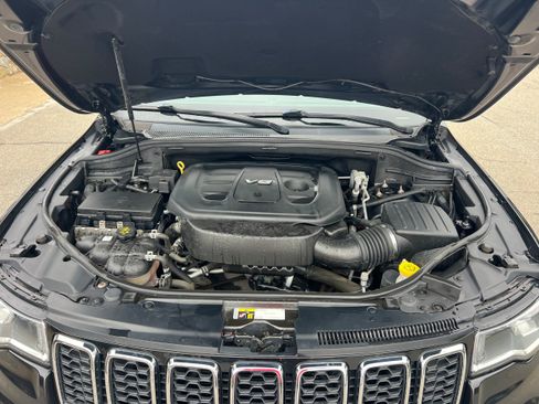 Used 2018 Jeep Grand Cherokee Laredo AWD/4WD image 19