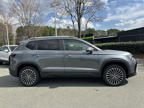 New 2026 Volkswagen Taos SE image 6