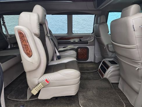 Used 2022 Chevrolet Express 2500 w/ Enhanced Convenience Package image 26