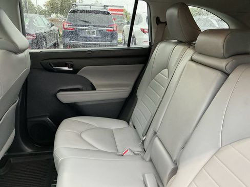 Used 2020 Toyota Highlander XLE AWD/4WD image 24