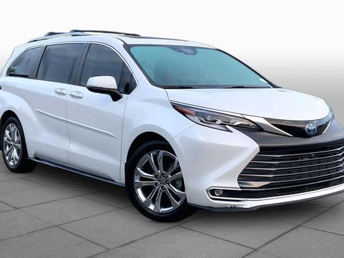 Used 2023 Toyota Sienna Platinum FWD image 3